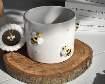 Taza de abeja de San Valentín hecha a mano: taza de café de cerámica única con figura