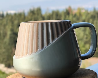 Ręcznie robiony kubek z kamionki: Teksturowana ceramiczna filiżanka do kawy, matowa szarość