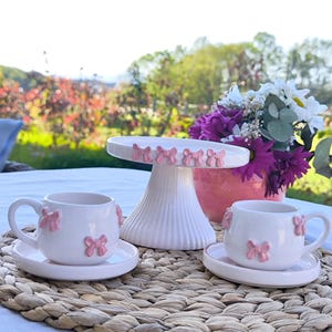 Set da caffè espresso con fiocco fatto a mano, tazza in ceramica, alzata per torta con nastro rosa.