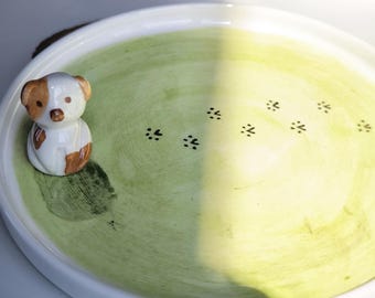 Plato de cerámica para guardar anillos con forma de huella de pata de perro hecho a mano