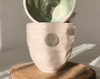 Taza de cerámica hecha a mano del zodiaco Capricornio en tonos tierra