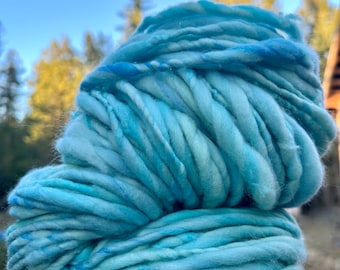 Celeste Blue - Huge Skein - Handgefärbtes, handgesponnenes Kunstgarn aus Super Soft Merino, Silk and Sparkle zum Stricken, Weben, für Faserkunst usw