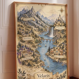 Könnte beinhalten: Ein gerahmter Landkartendruck von Velaris mit einem zentralen Fluss, Bergen und beschrifteten Orten wie House of Wind, Palace of Thread & Jewels, River House, The Rainbow und Palace of Bone & Salt. Die Illustration verwendet gedeckte Erdtöne.
