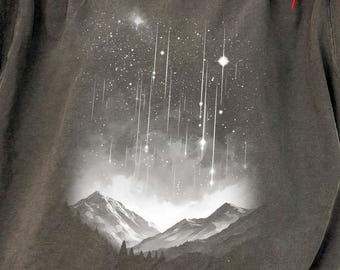 Camiseta gráfica personalizada Velaris, estilo minimalista de montaña, camiseta personalizada, regalo para ella, amante de los libros.