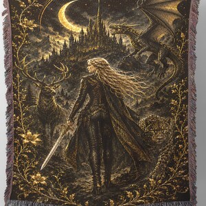 Pode incluir: Uma manta tecida com uma ilustração de fantasia sombria em preto e dourado. O design retrata uma figura central de cabelos longos segurando uma espada, um grande castelo sob uma lua crescente, um dragão voador, um veado e um leopardo.