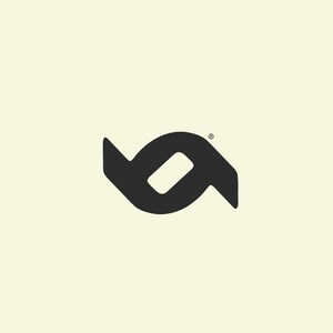 Puede incluir: Logotipo negro sobre fondo crema. El logotipo es un dise&ntilde;o abstracto estilizado con dos formas curvas que se reflejan entre s&iacute;, encerrando un espacio central rectangular. Se ve un peque&ntilde;o s&iacute;mbolo de marca registrada.