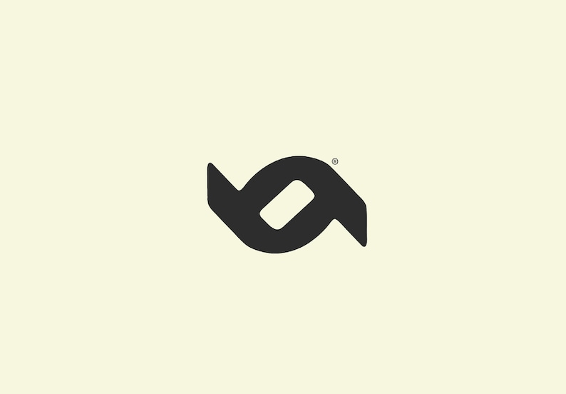 Puede incluir: Logotipo negro sobre fondo crema. El logotipo es un dise&ntilde;o abstracto estilizado con dos formas curvas que se reflejan entre s&iacute;, encerrando un espacio central rectangular. Se ve un peque&ntilde;o s&iacute;mbolo de marca registrada.