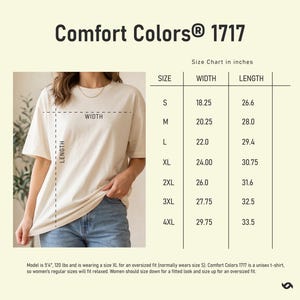 Puede incluir: Camiseta unisex Comfort Colors 1717 de color crema. La imagen incluye una tabla de tallas en pulgadas, que detalla las medidas de ancho y largo para las tallas S a 4XL. La modelo lleva una talla XL para un ajuste oversize.