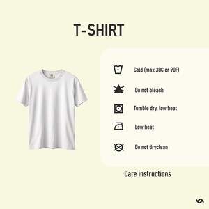 Puede incluir: Una camiseta blanca de cuello redondo con instrucciones de cuidado. El texto "T-SHIRT" est&aacute; en la parte superior. Las instrucciones de cuidado incluyen: lavar en fr&iacute;o (m&aacute;x. 30C), no usar lej&iacute;a, secar en secadora a baja temperatura, planchar a baja temperatura y no limpiar en seco.