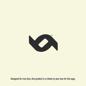 Op de afbeelding: Een donkergrijs logo op een cr&egrave;mekleurige achtergrond. Het logo is een abstract ontwerp met twee gebogen vormen en een centrale rechthoek. De tekst onder het logo luidt: "Ontworpen voor echte fans, dit product is een eerbetoon aan je liefde voor de saga."