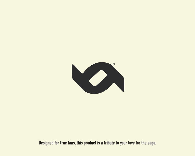 Op de afbeelding: Een donkergrijs logo op een cr&egrave;mekleurige achtergrond. Het logo is een abstract ontwerp met twee gebogen vormen en een centrale rechthoek. De tekst onder het logo luidt: "Ontworpen voor echte fans, dit product is een eerbetoon aan je liefde voor de saga."