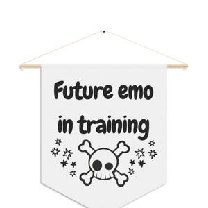 Könnte beinhalten: Weißes Banner mit schwarzem Text, der "Future emo in training" lautet, und einem schwarzen Totenkopf mit Knochen und Sternen drumherum.