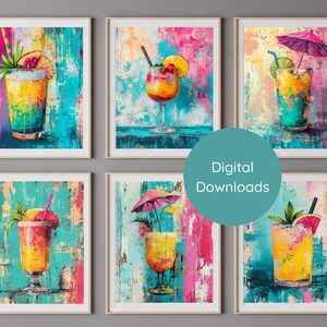 Könnte beinhalten: Satz von sechs digitalen Kunstdrucken mit bunten Cocktails mit tropischen Früchten und Regenschirmdekorationen. Die Drucke haben einen strukturierten, abstrakten Hintergrund in Blautönen, Rosa und Gelb.