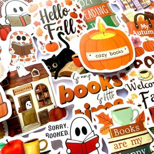 Könnte beinhalten: Eine Sammlung von herbstlichen Aufklebern mit Geistern, Kürbissen, Büchern und Kaffeetassen. Die Designs enthalten Texte wie Hello Fall, cozy books, So many books So little time, Sorry I'm booked und Books are my happy place in verschiedenen Farben.