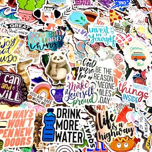 Pode incluir: Uma coleção de adesivos coloridos com várias mensagens inspiradoras e motivacionais. Os adesivos apresentam uma variedade de designs, incluindo animais, plantas e padrões abstratos. Algumas das mensagens incluem "Aproveite o que você faz", "Faça-se orgulhoso", "Beba mais água" e "A vida é uma rodovia".