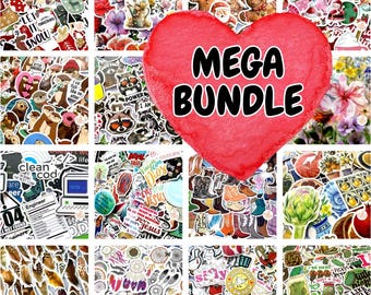 Puede incluir: Una colección de pegatinas coloridas con varios diseños, incluyendo temas festivos, animales y citas inspiradoras. Un gran corazón rojo con el texto "MEGA BUNDLE" en blanco y negro se encuentra en el centro.
