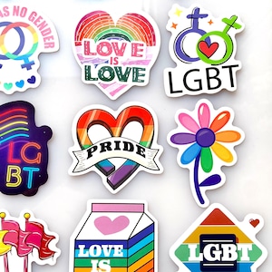 Op de afbeelding: Een verzameling kleurrijke stickers met diverse ontwerpen en tekst. De stickers tonen regenboogkleuren, harten, bloemen en de zinnen "Love is Love", "Pride" en "LGBT". Sommige stickers bevatten ook geslachts symbolen en vlaggen.