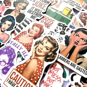 Może przedstawiać: Kolekcja wycinanych naklejek z ilustracjami w stylu vintage przedstawiającymi kobiety o różnych wyrazach twarzy i pozach. Naklejki zawierają tekst, taki jak IF I DON'T TURN IT INTO A JOKE, IT WILL DESTROY ME, CAUTION I HAVE NO FILTER oraz HOT MESS, BUT MAKE IT FASHION.