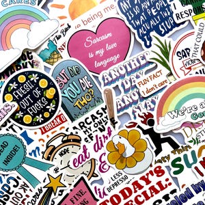 Può includere: Una collezione di adesivi colorati con vari disegni e testo. Gli adesivi presentano arcobaleni, cuori, soli e frasi come "Sarcasm is my love language" e "Today's Special". Adatti per decorare laptop, bottiglie d'acqua o quaderni.