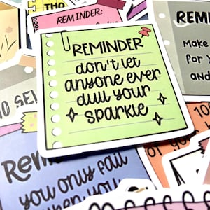 Op de afbeelding: Een verzameling kleurrijke herinneringsstickers met handgeschreven berichten. Eén sticker leest "REMINDER don't let anyone ever dull your sparkle" in zwarte letters op een lichtgroene achtergrond. Andere stickers bevatten zinnen als "daily reminders" en "you only fail when you".