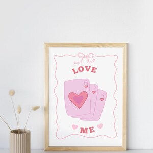 Affiche murale "Love Me" – Déco cartes à jouer – Design original à imprimer – Affiche féminine digitale – Fichier PDF