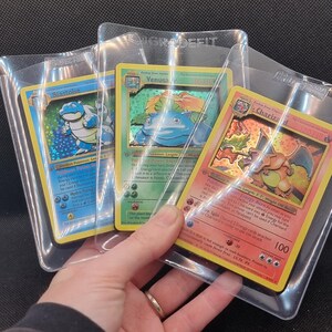 Illustrazione 3D dei Pokémon Charizard, Blastoise e Venasaur Bace.