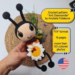 Puede incluir: Un juguete de ganchillo con forma de abeja con una margarita en el cuerpo. Tiene antenas y patas negras, y una cara sonriente. El texto dice: "Patrón de ganchillo 'Ant Chamomile' por Anzhela Poliakova" y "Formato PDF, 16 páginas, más de 50 fotos en color."