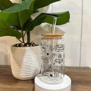 Buchliebhaber Becher: Eiskaffeetasse mit Strohhalm & Bambusdeckel