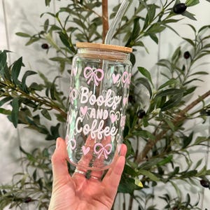 Buchliebhaber Becher: Kaffeetasse mit Strohhalm & Bambusdeckel