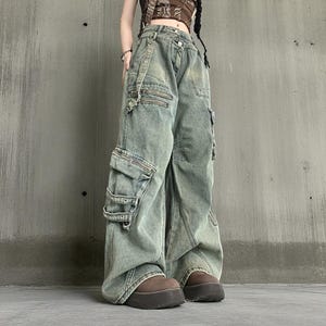 Baggy Cargo Pants | Streetwear Women Jeans | Wide Leg Style | Oversized Loose Pants
.
Women’s oversized cargo pants with wide-leg fit, buckle strap accents, zipper details, and multiple pockets styled in a Y2K streetwear look.
