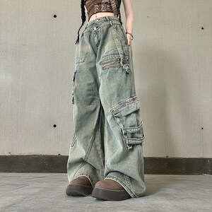 Baggy Cargo Pants | Streetwear Women Jeans | Wide Leg Style | Oversized Loose Pants
.
Women’s oversized cargo pants with wide-leg fit, buckle strap accents, zipper details, and multiple pockets styled in a Y2K streetwear look.