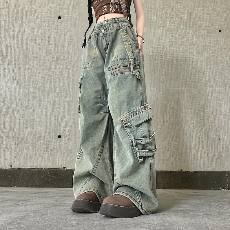 Baggy Cargo Pants | Streetwear Women Jeans | Wide Leg Style | Oversized Loose Pants
.
Women’s oversized cargo pants with wide-leg fit, buckle strap accents, zipper details, and multiple pockets styled in a Y2K streetwear look.