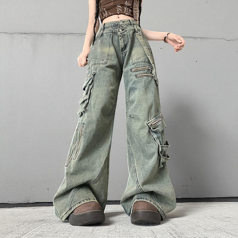 Baggy Cargo Pants | Streetwear Women Jeans | Wide Leg Style | Oversized Loose Pants
.
Women’s oversized cargo pants with wide-leg fit, buckle strap accents, zipper details, and multiple pockets styled in a Y2K streetwear look.