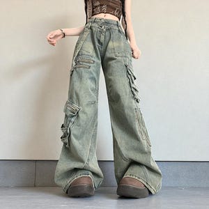 Baggy Cargo Pants | Streetwear Women Jeans | Wide Leg Style | Oversized Loose Pants
.
Women’s oversized cargo pants with wide-leg fit, buckle strap accents, zipper details, and multiple pockets styled in a Y2K streetwear look.
