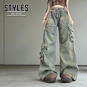 Baggy Cargo Pants | Streetwear Women Jeans | Wide Leg Style | Oversized Loose Pants
.
Women’s oversized cargo pants with wide-leg fit, buckle strap accents, zipper details, and multiple pockets styled in a Y2K streetwear look.