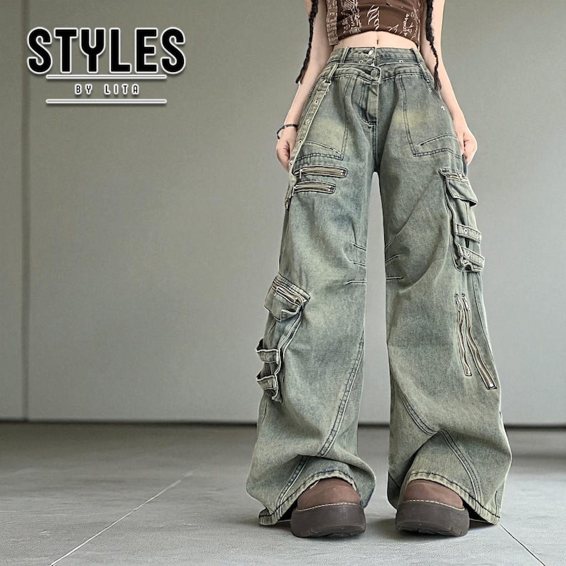 Baggy Cargo Pants | Streetwear Women Jeans | Wide Leg Style | Oversized Loose Pants
.
Women’s oversized cargo pants with wide-leg fit, buckle strap accents, zipper details, and multiple pockets styled in a Y2K streetwear look.