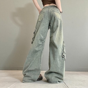 Baggy Cargo Pants | Streetwear Women Jeans | Wide Leg Style | Oversized Loose Pants
.
Women’s oversized cargo pants with wide-leg fit, buckle strap accents, zipper details, and multiple pockets styled in a Y2K streetwear look.