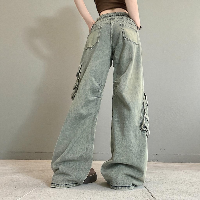 Baggy Cargo Pants | Streetwear Women Jeans | Wide Leg Style | Oversized Loose Pants
.
Women’s oversized cargo pants with wide-leg fit, buckle strap accents, zipper details, and multiple pockets styled in a Y2K streetwear look.