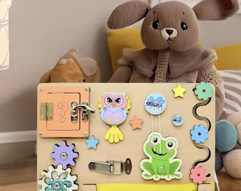 Tablero de actividades de madera para bebés: juguete interactivo de aprendizaje temprano para habilidades motoras finas, estimulación sensorial y desarrollo cognitivo.