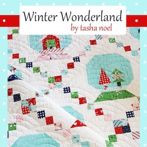 Puede incluir: Una colcha blanca con un tema de invierno. La colcha presenta una variedad de telas en rojo, azul, verde y blanco. La colcha está acolchada con un diseño curvo. La colcha está etiquetada como "Winter Wonderland by Tasha Noel #4".