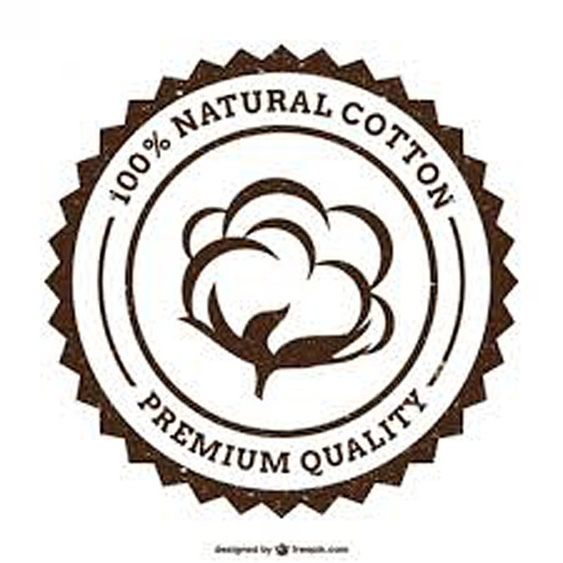 K&ouml;nnte beinhalten: Ein braunes und wei&szlig;es rundes Etikett mit einem abgenutzten Look. Das Etikett tr&auml;gt den Text "100% NATURAL COTTON PREMIUM QUALITY" am Rand. In der Mitte des Etiketts befindet sich eine Baumwollkapsel.