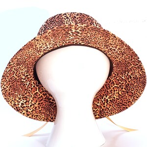 Leo Beach - Chapéu de sol feminino com estampa de leopardo e aba larga - Feito com tecido 100% algodão pela Calico Caps®