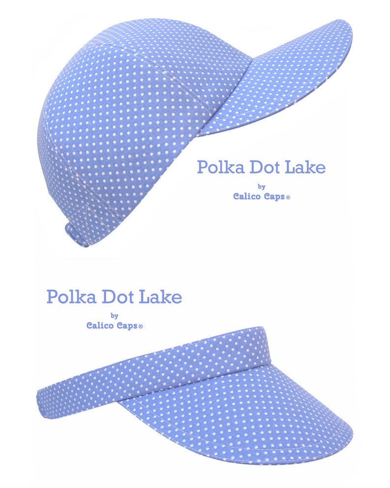 K&ouml;nnte beinhalten: Zwei blaue und wei&szlig;e gepunktete H&uuml;te. Der erste ist eine Baseballkappe und der zweite ist ein Visier. Beide H&uuml;te sagen "Polka Dot Lake by Calico Caps".