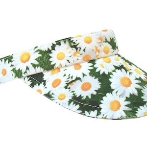 Gänseblümchen Kette - Blumendruck SUN Golf Visor - strahlend weiße Gänseblümchen auf grasgrünem Hintergrund - frühlingshafter Sport Fashion Hut by Calico Caps®