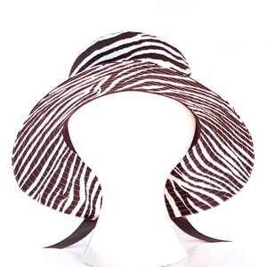 Seeing Stripes - Chapéu de sol de aba larga com estampa de zebra em preto e branco e preto e branco - Chapéu com estampa de pele de animal por Calico Caps®