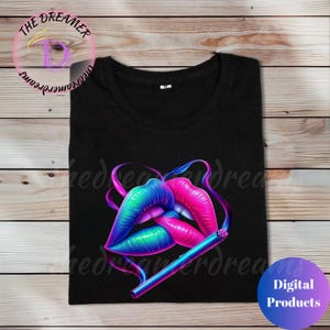 Può includere: Maglietta nera con una grafica di due labbra che fumano una sigaretta. Le labbra sono blu, verdi, rosa e viola. La sigaretta è blu e bianca.