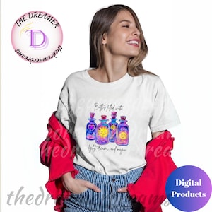 Puede incluir: Una camiseta blanca con un gráfico de cuatro botellas llenas de luz, sueños y magia. Las botellas están decoradas con corazones, soles y estrellas. El texto "Bottles filled with light, dreams, and magic" está impreso debajo de las botellas.