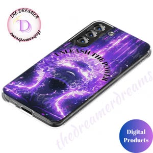 Może przedstawiać: Czarno-fioletowe etui na telefon z grafiką postaci z anime My Hero Academia. Na etui nadrukowany jest tekst "UNLEASH THE POWER".