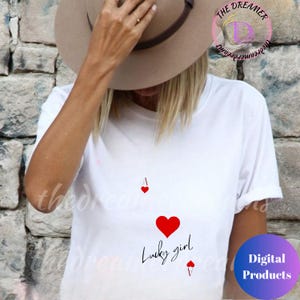 As de corazones de la chica de la suerte SVG PNG / Diseño digital inspirado en la tarjeta roja para camisetas, tazas y decoración / Arte de la suerte femenina para Cricut, POD
