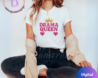 Könnte beinhalten: Weißes T-Shirt mit dem Text "DRAMA QUEEN" in Pink, einer goldenen Krone und zwei rosa Herzen. Das Shirt ist Teil einer digitalen Produktkollektion.